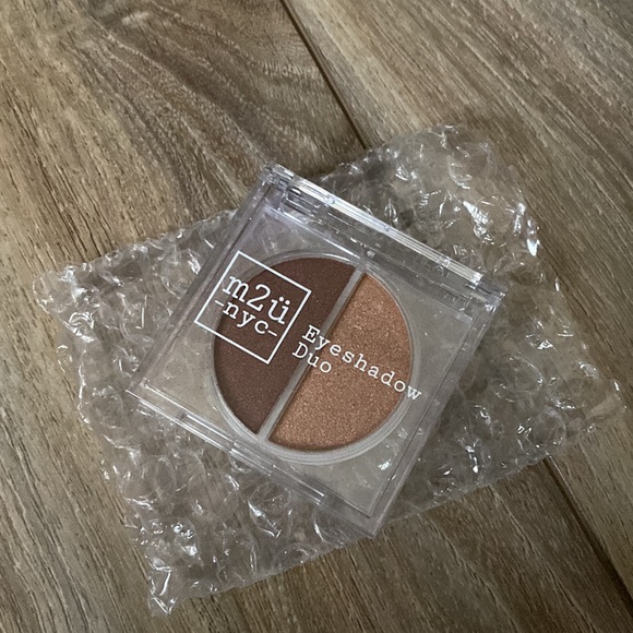 M2Ü NYC
Eyeshadow Duo in Cobble Hill - Picture 2 of 3